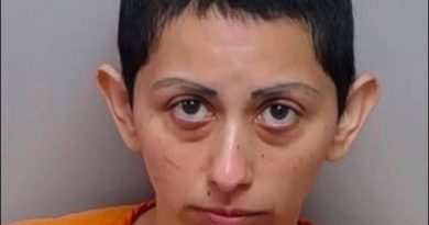 MADRE ES ACUSADA DE PRENDER FUEGO A VEHÍCULO DONDE MURIERON SUS DOS HIJOS EN TEXAS