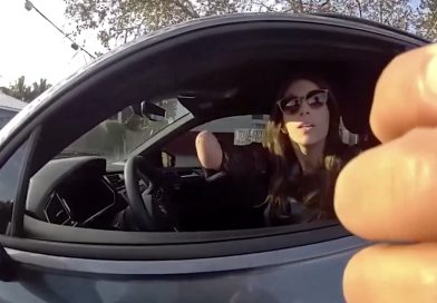 LA MULTAN POR SUPUESTAMENTE USAR EL CELULAR… PERO NO TIENE MANO DERECHA