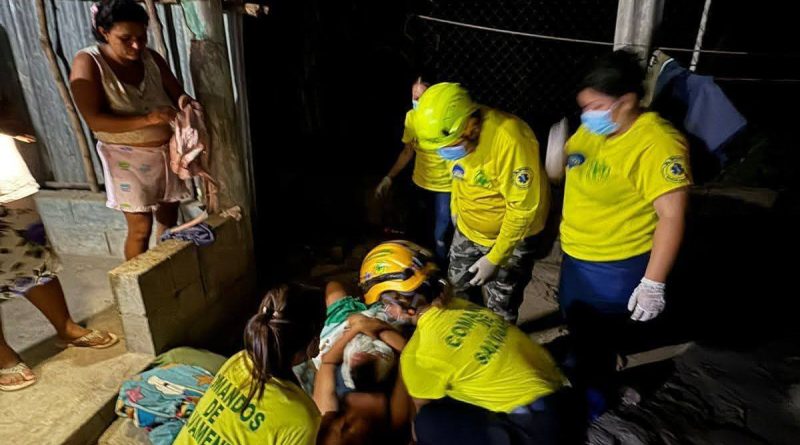 COMANDOS DE SALVAMENTO ASISTE PARTO DE EMERGENCIA EN ZACATECOLUCA