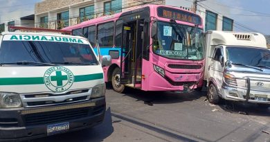 ACCIDENTE ENTRE AUTOBÚS Y CAMIÓN DEJA TRES LESIONADOS EN SANTA ANA