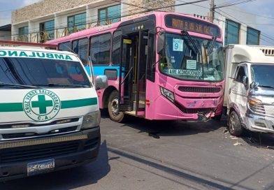 ACCIDENTE ENTRE AUTOBÚS Y CAMIÓN DEJA TRES LESIONADOS EN SANTA ANA