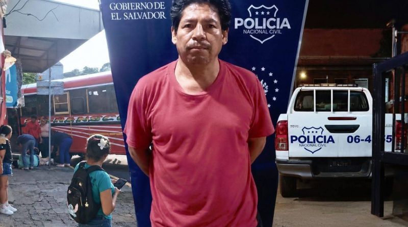 DETIENEN A HOMBRE POR PRESUNTAMENTE EMPUJAR A SU HERMANO AL PASO DE UN BUS EN SONSONATE