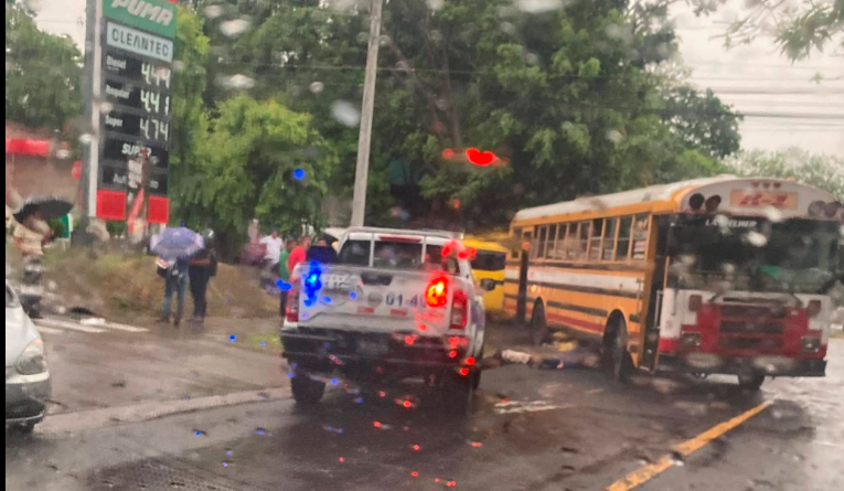 JOVEN ESTUDIANTE MUERE TRAS SER ATROPELLADA FRENTE A LA UNIVERSIDAD DE EL SALVADOR