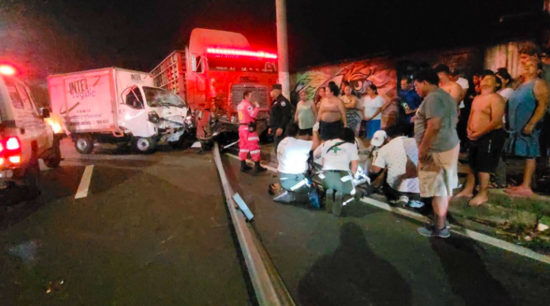 CONDUCTOR RESULTA LESIONADO TRAS CHOQUE ENTRE CAMIÓN Y RASTRA EN EL BULEVAR VENEZUELA