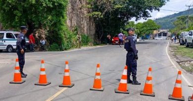 CERRAN PASO VEHICULAR EN CARRETERA ANTIGUA A NEJAPA POR EXTRACCIÓN DE RASTRA EN APOPA