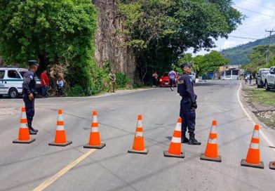 CERRAN PASO VEHICULAR EN CARRETERA ANTIGUA A NEJAPA POR EXTRACCIÓN DE RASTRA EN APOPA
