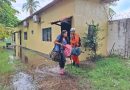 EVACUACIÓN PREVENTIVA RESGUARDA A FAMILIA EN LA LIBERTAD COSTA ANTE RIESGO POR FUERTE OLEAJE