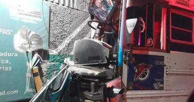 AUTOBÚS DE LA RUTA 101 IMPACTA CONTRA NEGOCIOS EN ANTIGUO CUSCATLÁN Y DEJA VARIOS LESIONADOS