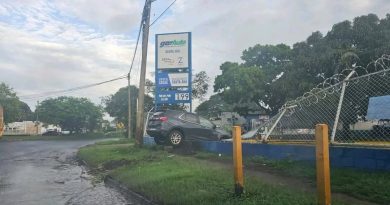 CAMIONETA IMPACTA CONTRA CERCO DE DISTRIBUIDORA DE GAS PROPANO EN SANTA ANA