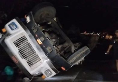 CAMIÓN VOLCÓ EN LOS CHORROS Y DEJÓ UNA PERSONA FALLECIDA