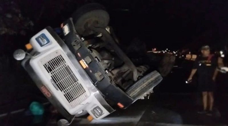 CAMIÓN VOLCÓ EN LOS CHORROS Y DEJÓ UNA PERSONA FALLECIDA
