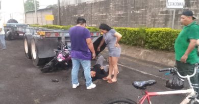 MOTOCICLISTA RESULTA LESIONADA TRAS ACCIDENTE DE TRÁNSITO EN ACAJUTLA