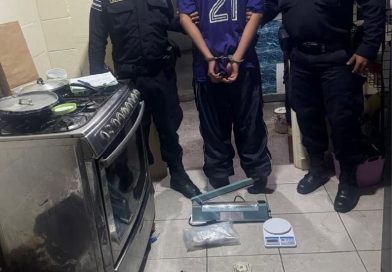 CAPTURAN A ADOLESCENTE DE 14 AÑOS CON MARIHUANA Y DROGAS SINTÉTICAS DURANTE ALLANAMIENTO