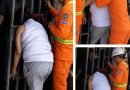 BOMBEROS AUXILIAN A MUJER QUE QUEDÓ ATRAPADA EN PORTÓN EN APOPA
