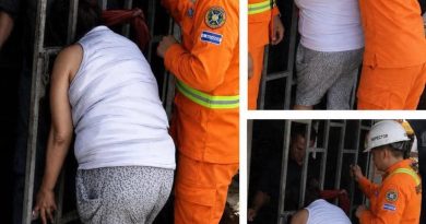 BOMBEROS AUXILIAN A MUJER QUE QUEDÓ ATRAPADA EN PORTÓN EN APOPA
