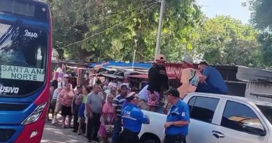 YOUTUBERS INTENTABAN REGALAR PESCADO EN SANTA ANA CENTRO Y FUERON RETIRADOS POR MIEMBROS DEL CAM