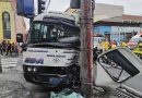 EXCESO DE VELOCIDAD HABRÍA PROVOCADO ACCIDENTE ENTRE MICROBÚS Y SEDÁN EN SAN SALVADOR
