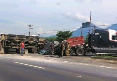 FUERTE ACCIDENTE ENTRE RASTRA Y VOLQUETA EN DESVÍO AL CERRO VERDE DEJA DAÑOS MATERIALES