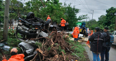 CONTINÚAN TRABAJOS PARA RETIRAR CAMIÓN VOLCADO EN LA AUTOPISTA A COMALAPA