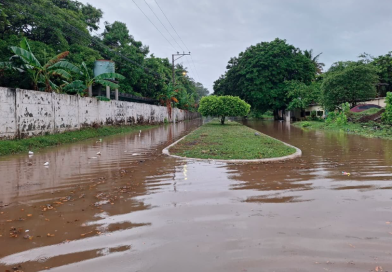 INUNDACIÓN AFECTA TRAMO DEL BULEVAR CONCHALÍO EN PUERTO DE LA LIBERTAD