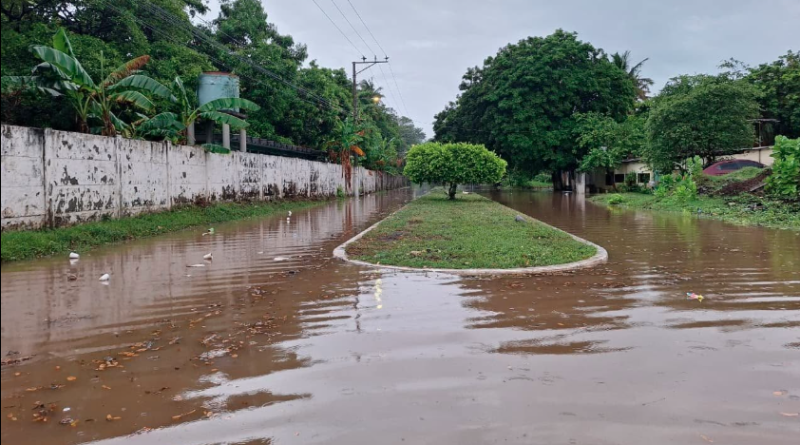INUNDACIÓN AFECTA TRAMO DEL BULEVAR CONCHALÍO EN PUERTO DE LA LIBERTAD