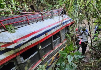 GUATEMALA; AUTOBÚS CAE A UN BARRANCO EN CHICHICASTENANGO Y DEJA AL MENOS 14 PERSONAS LESIONADAS