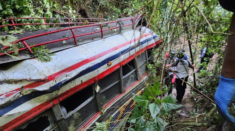 GUATEMALA; AUTOBÚS CAE A UN BARRANCO EN CHICHICASTENANGO Y DEJA AL MENOS 14 PERSONAS LESIONADAS