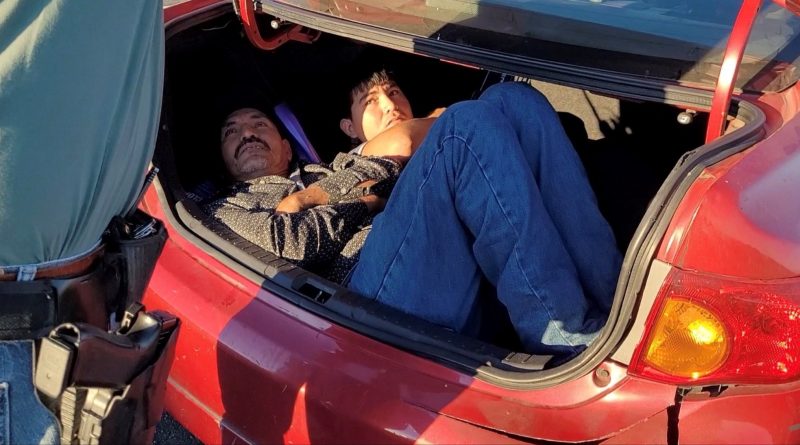 CIUDADANO ESTADOUNIDENSE ENFRENTA CARGOS TRAS SER DETENIDO POR PRESUNTO CONTRABANDO DE MIGRANTES EN CALIFORNIA
