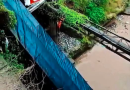 RASTRA CAE A UNA QUEBRADA EN LA CARRETERA ANTIGUA A NEJAPA Y DEJA DAÑOS MATERIALES