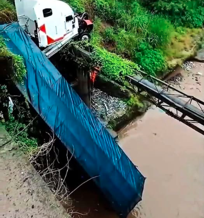 RASTRA CAE A UNA QUEBRADA EN LA CARRETERA ANTIGUA A NEJAPA Y DEJA DAÑOS MATERIALES