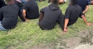 DETIENEN A CONDUCTOR TRAS HALLAR A 20 MIGRANTES OCULTOS EN TRACTOR-REMOLQUE CERCA DE LAREDO