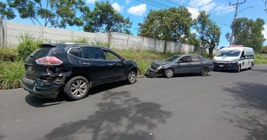 ACCIDENTE DE TRÁNSITO EN SANTA ANA INVOLUCRA TRES VEHÍCULOS; UNA MUJER ES ATENDIDA EN EL LUGAR