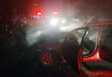 DOS PERSONAS LESIONADAS Y UN VEHÍCULO INCENDIADO TRAS FUERTE ACCIDENTE EN EL BULEVAR VENEZUELA