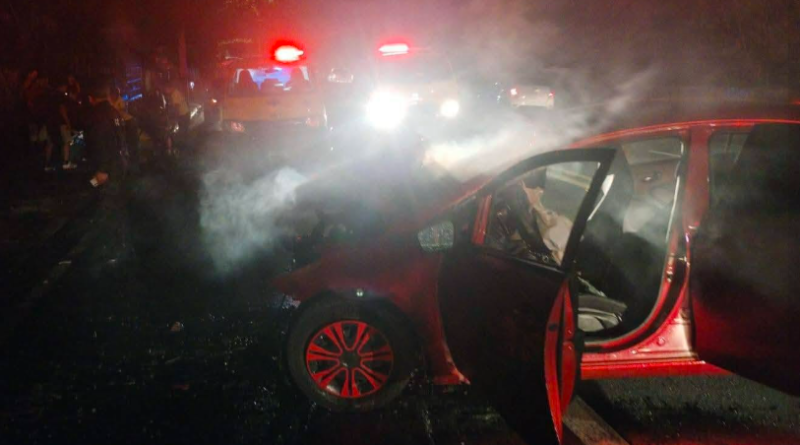 DOS PERSONAS LESIONADAS Y UN VEHÍCULO INCENDIADO TRAS FUERTE ACCIDENTE EN EL BULEVAR VENEZUELA