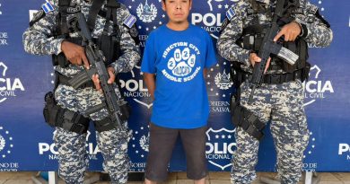 CAPTURAN EN SANTA ANA A HOMBRE SEÑALADO DE REALIZAR SEÑALES ALUSIVAS A PANDILLAS