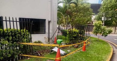 AUTOMOVILISTA CHOCA CONTRA CERCA METÁLICA DE IGLESIA Y SE RETIRA DEL LUGAR EN SAN SALVADOR