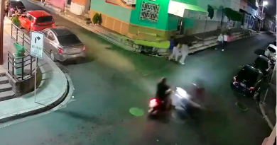 FUERTE CHOQUE EN EL CENTRO DE CHALCHUAPA DEJA A DOS MOTOCICLISTAS LESIONADOS