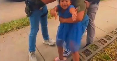 NIÑA SUPLICA A AGENTES DE ICE MIENTRAS DETIENEN A SU MADRE EN HOUSTON; VIDEO GENERA REACCIONES EN REDES SOCIALES