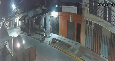 SUJETO HURTA UNA MOTOCICLETA FRENTE A SUS PROPIETARIOS EN UNA ZONA COMERCIAL DE CHALCHUAPA