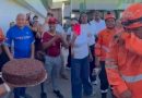 VENEZOLANOS SORPRENDEN A RESCATISTA SALVADOREÑO CON UN PASTEL DE CUMPLEAÑOS EN MEDIO DE LAS LABORES DE EMERGENCIA