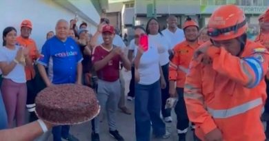 VENEZOLANOS SORPRENDEN A RESCATISTA SALVADOREÑO CON UN PASTEL DE CUMPLEAÑOS EN MEDIO DE LAS LABORES DE EMERGENCIA