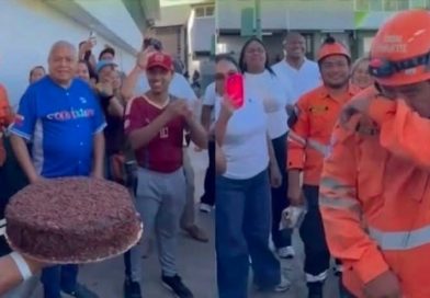 VENEZOLANOS SORPRENDEN A RESCATISTA SALVADOREÑO CON UN PASTEL DE CUMPLEAÑOS EN MEDIO DE LAS LABORES DE EMERGENCIA
