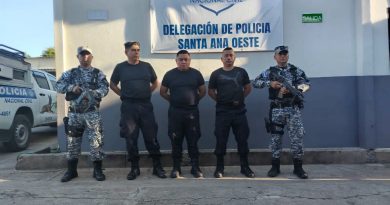 TRES AGENTES POLICIALES DESTACADOS EN SANTA ANA OESTE FUERON CAPTURADOS POR EXIGIR DINERO EN UN RETEN