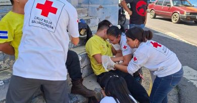 CINCO LESIONADOS DEJA CHOQUE ENTRE DOS MOTOCICLETAS EN SONSONATE; AMBULANCIA DE COMANDOS DE SALVAMENTO TAMBIÉN SUFRE ACCIDENTE