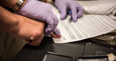 MÁS DE 300,000 BENEFICIARIOS DEL TPS PODRÍAN PERDER SU AUTORIZACIÓN LABORAL TRAS MEDIDA DEL GOBIERNO DE TRUMP