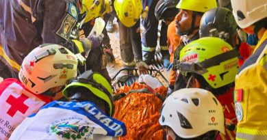 RESCATISTAS LOGRAN SALVAR A HOMBRE ATRAPADO DURANTE MÁS DE 72 HORAS BAJO LOS ESCOMBROS EN VENEZUELA