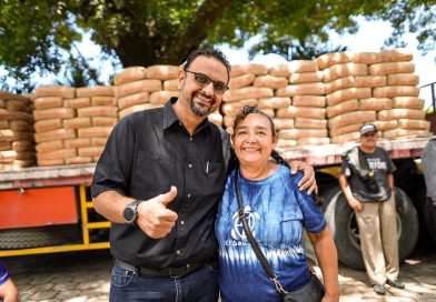 ALCALDE DE SANTA ANA CENTRO BENEFICIA A FAMILIAS CON LA ENTREGA DE 1,800 BOLSAS DE CEMENTO