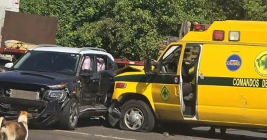 AMBULANCIA DE COMANDOS DE SALVAMENTO CHOCA CONTRA CAMIONETA CUANDO SE DIRIGÍA A ATENDER UNA EMERGENCIA EN ACAJUTLA