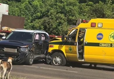 AMBULANCIA DE COMANDOS DE SALVAMENTO CHOCA CONTRA CAMIONETA CUANDO SE DIRIGÍA A ATENDER UNA EMERGENCIA EN ACAJUTLA