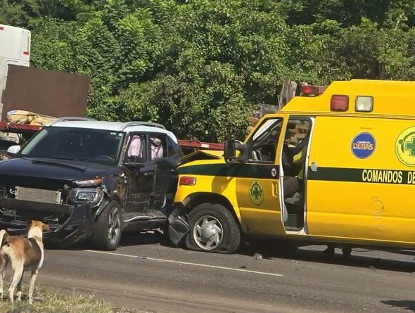 AMBULANCIA DE COMANDOS DE SALVAMENTO CHOCA CONTRA CAMIONETA CUANDO SE DIRIGÍA A ATENDER UNA EMERGENCIA EN ACAJUTLA